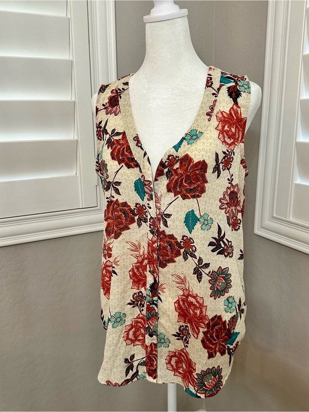 Bundle 4/$25 
Maurices Cream Sleeveless Floral V-Neck tank with Rust & Teal